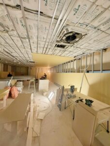 金沢市・商業施設テナント軽天工事・ボード工事・内装工事施工中の様子|出口建装