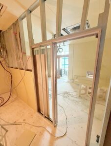 金沢市・商業施設テナント軽天工事による引き戸開口部の施工中写真|出口建装