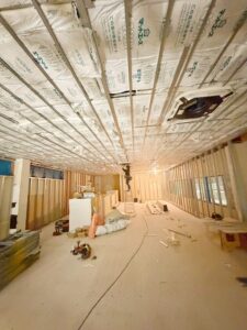 石川県金沢市 商業施設テナント 天井軽天下地・グラスウール断熱材充填 施工中|出口建装